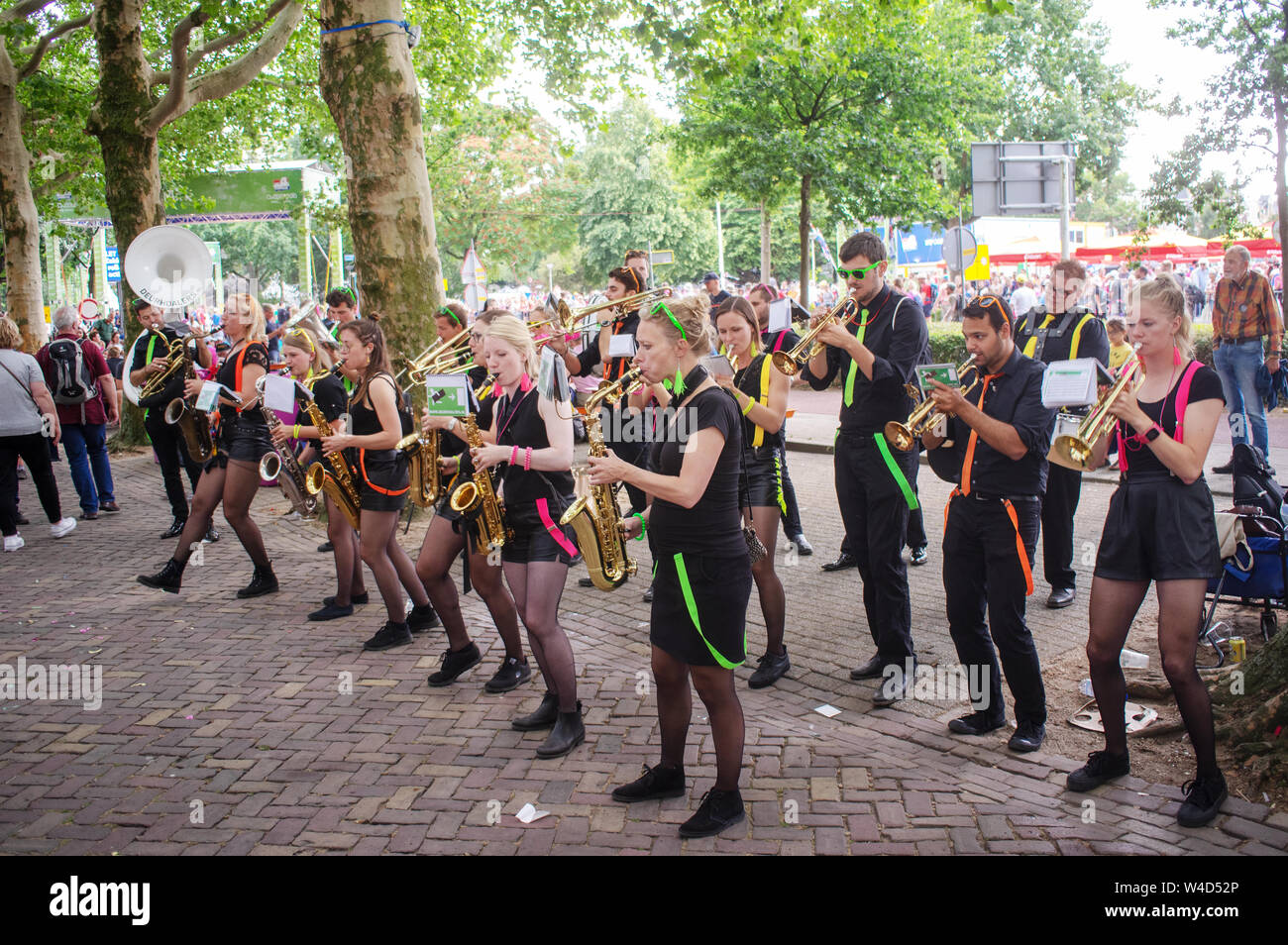 Nijmegen, Holanda - Julio 17, 2019: la fanfarria banda tocando durante cuatro días internacionales marchas Nijmegen Foto de stock