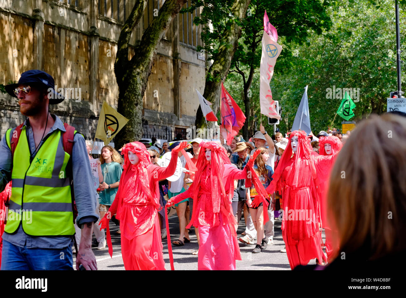 Las Brigadas Rojas apoyar el movimiento de rebelión de extinción alzamiento de verano; un grupo de Bristol han ocupado el puente en el centro de la ciudad. La protesta Foto de stock