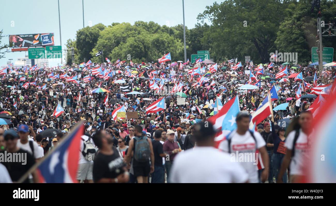 San Juan, Puerto Rico. El 22 de julio, 2019. Numerosas personas están de  nuevo protestando con banderas de Puerto Rico contra el gobernador  Rosselló. Los manifestantes han estado exigiendo la renuncia del