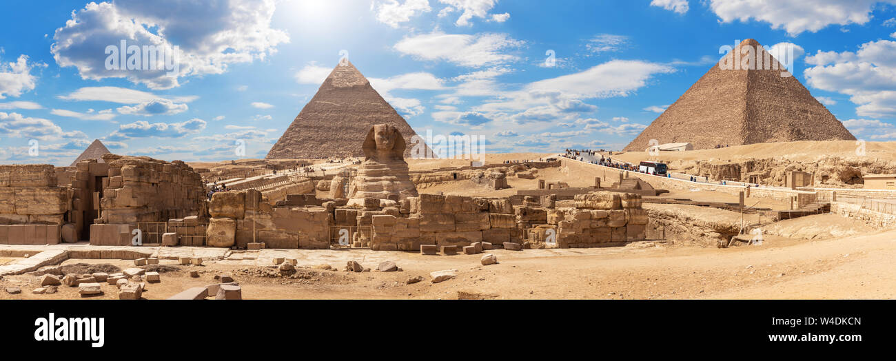 Las pirámides de Giza y la esfinge egipcia, hermoso panorama. Foto de stock