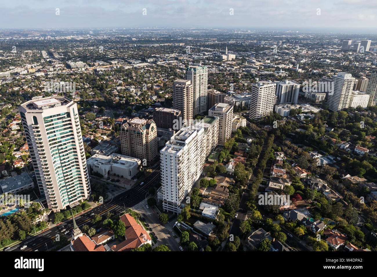 Vista aérea de condominios, apartamentos y casas a lo largo de Wilshire Blvd cerca de Westwood en Los Angeles, California. Foto de stock