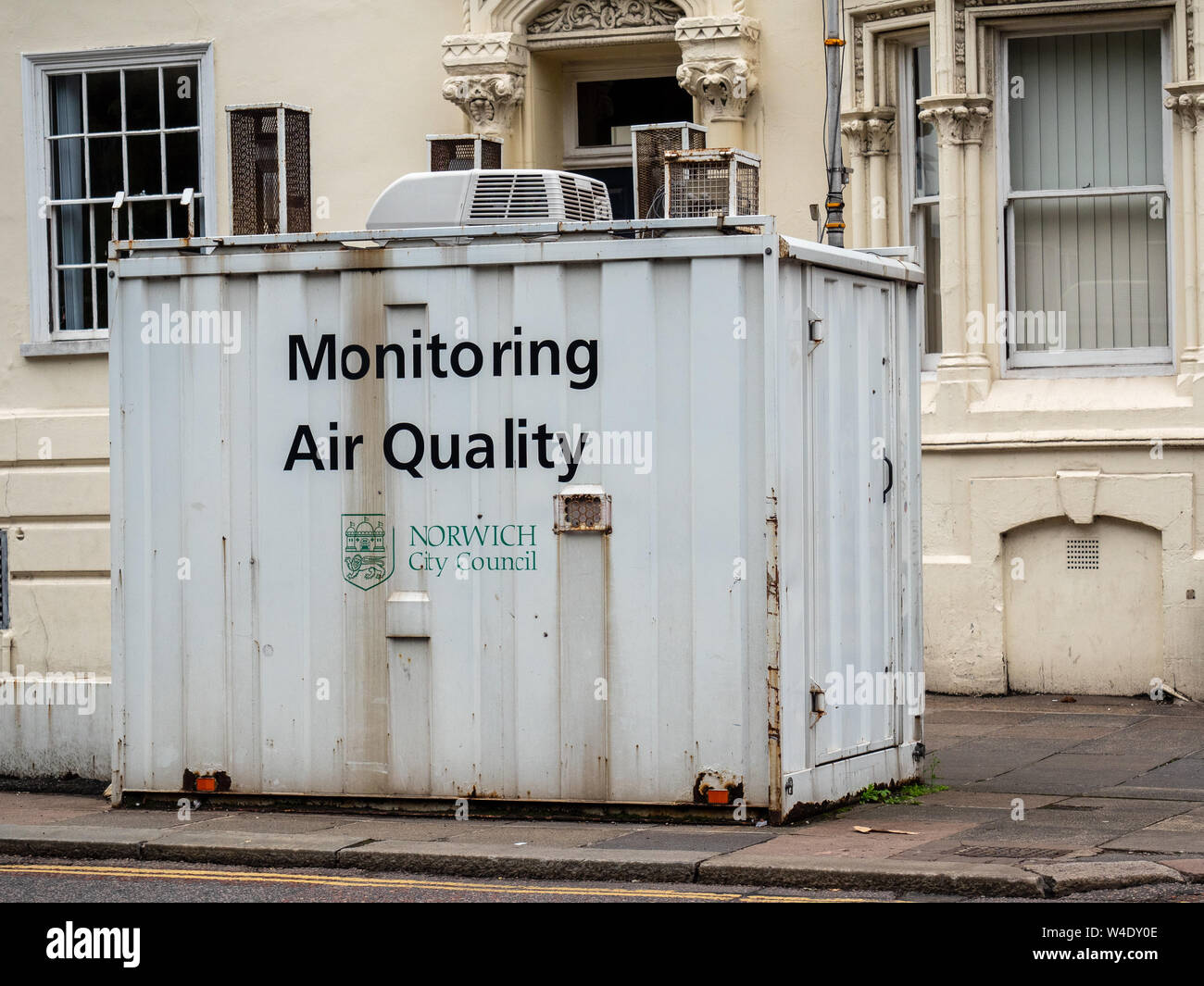 Un monitoreo de la calidad del aire del lado de la calle en el sitio para el consejo de la ciudad de Norwich. Foto de stock