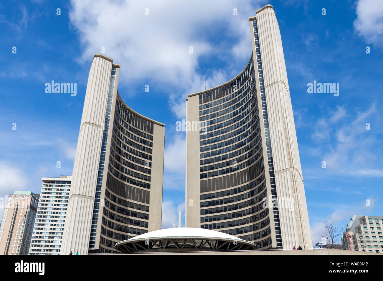 Toronto City Hall visto desde Nathan Philips Square. Foto de stock
