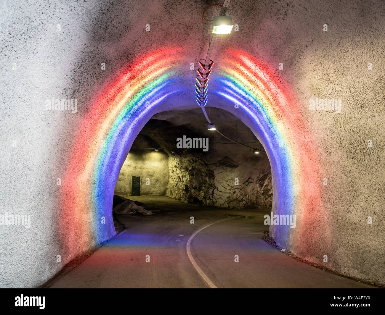 Colorido túnel iluminado para bicicletas y peatones conduce al puente colgante, Hardanger Hardanger, Noruega. Foto de stock