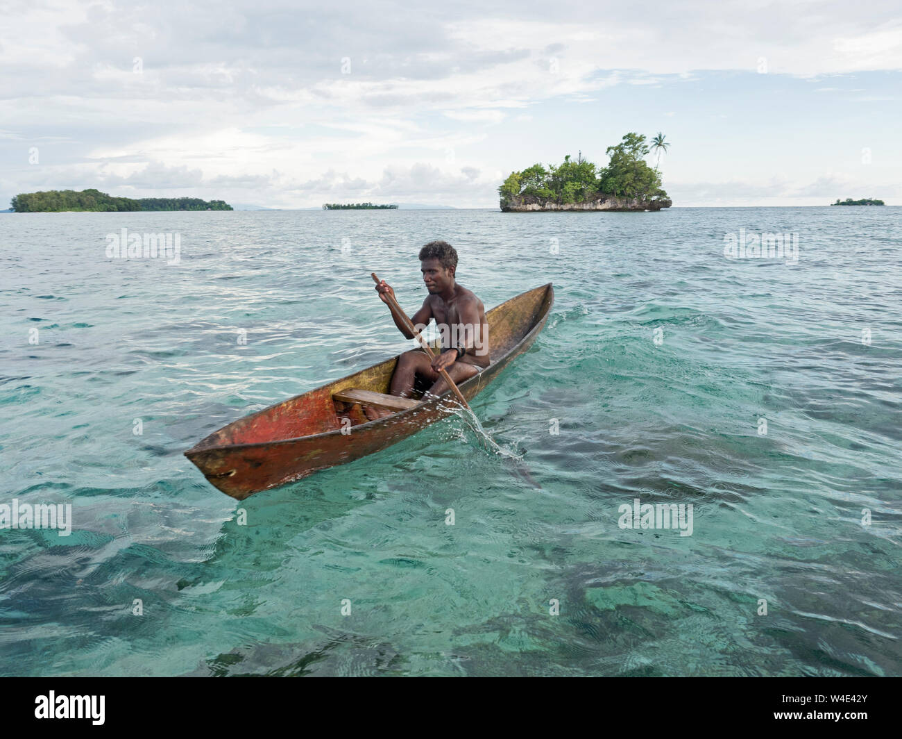 Isla y pescadores locales en excavados canoa en Nuevo grupo de Georgia, en la provincia occidental, las Islas Salomón, en el Pacífico Sur Foto de stock