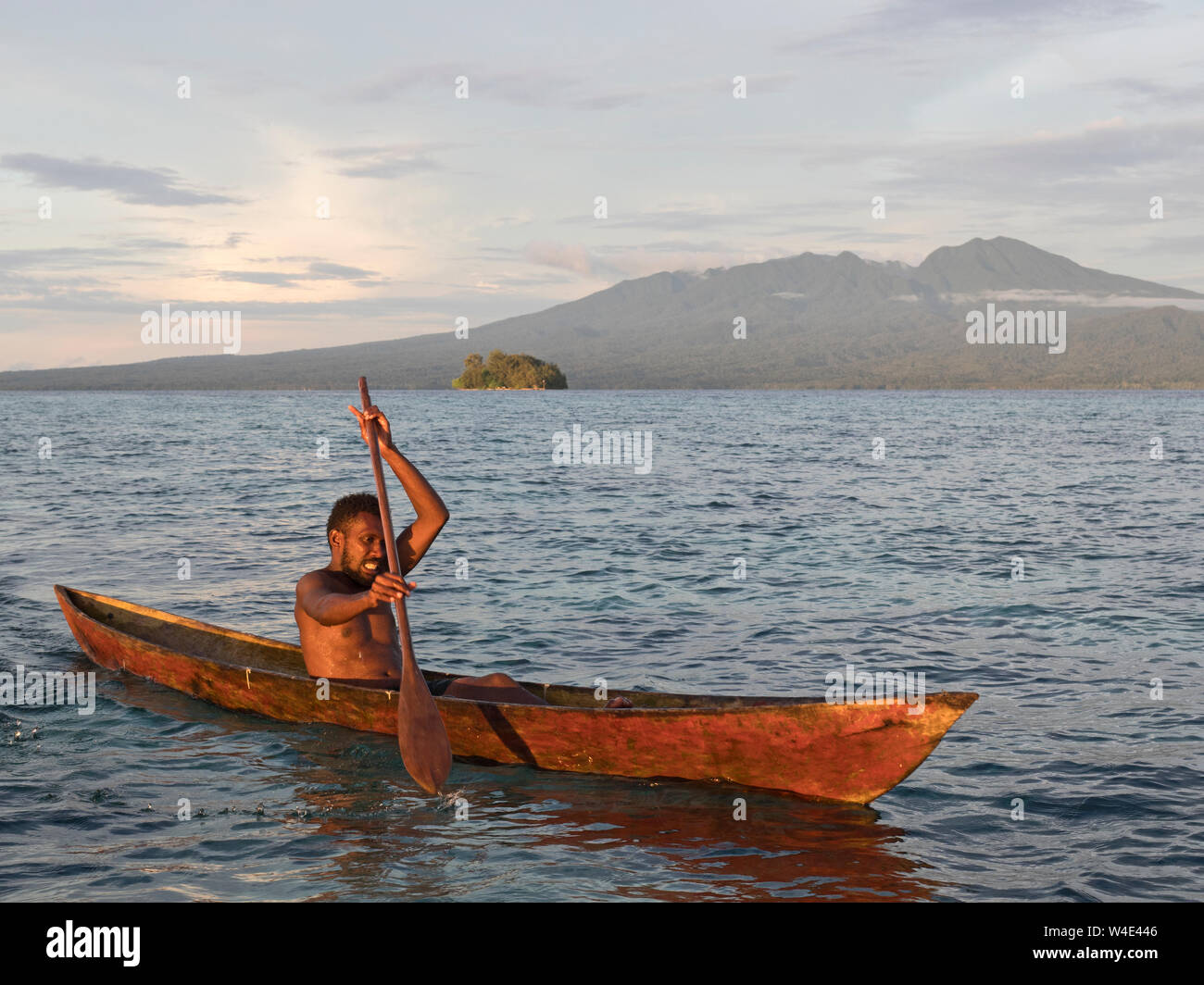 Isla y pescadores locales en excavados canoa en Nuevo grupo de Georgia, en  la provincia occidental, las Islas Salomón, en el Pacífico Sur Fotografía  de stock - Alamy