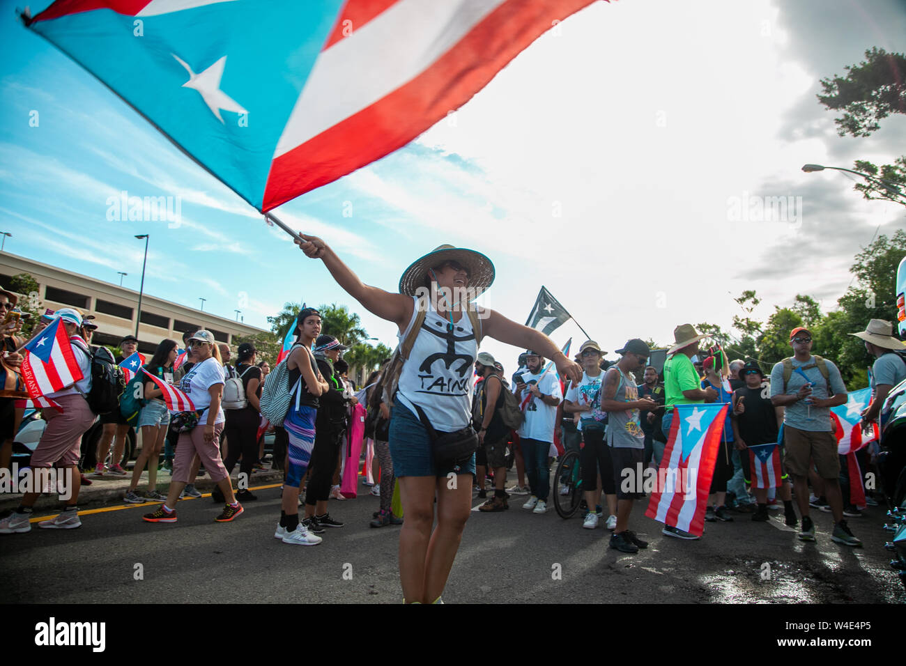 San Juan, Puerto Rico. El 22 de julio, 2019. Numerosas personas participan  en una protesta contra el gobernador Rosselló. Los manifestantes han estado  exigiendo la renuncia del gobernador durante días. Los desencadenadores