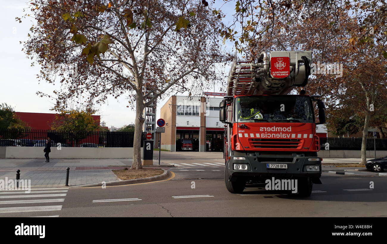Valencia, España - 18 de diciembre de 2018: camión de bomberos desde Valencia, dejando la central estación de bomberos para responder a una llamada de ayuda. Foto de stock