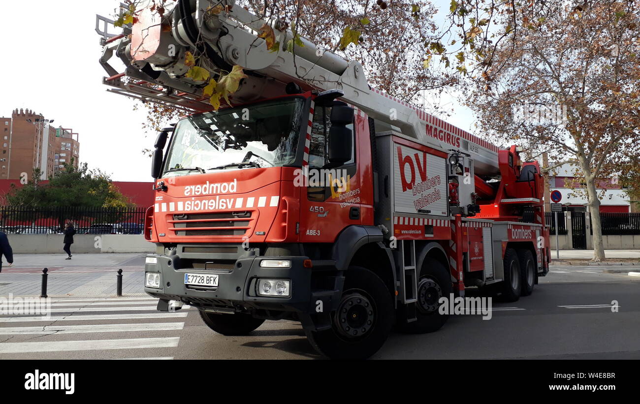 Valencia, España - 18 de diciembre de 2018: camión de bomberos desde Valencia, dejando la central estación de bomberos para responder a una llamada de ayuda. Foto de stock