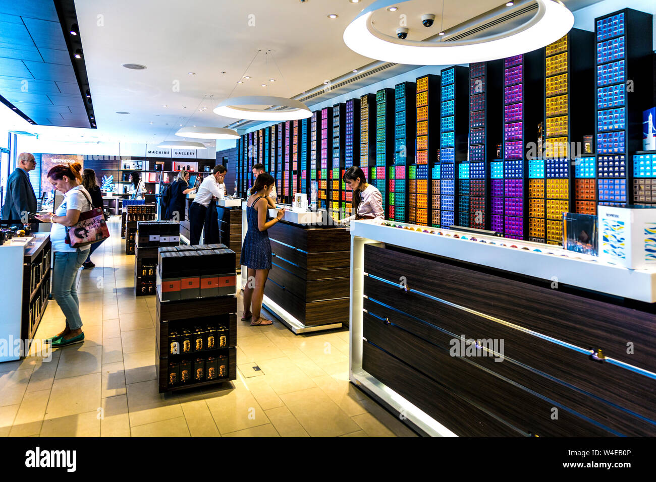 Boutique nespresso fotografías e imágenes de alta resolución - Alamy