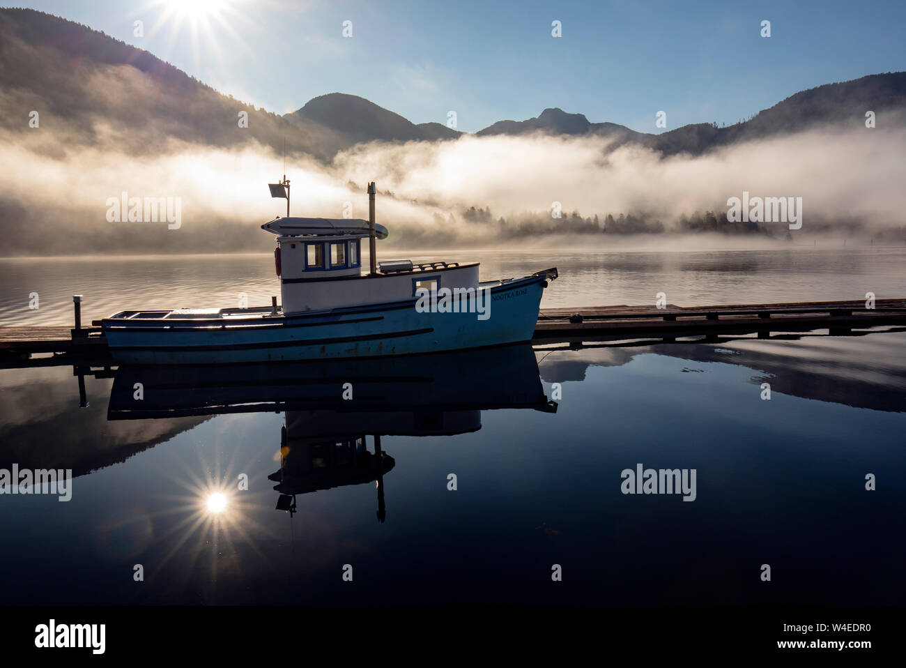 Barco de pesca reflexiones al amanecer - Westview Marina en Tahsis, cerca del Río de Oro, en la isla de Vancouver, British Columbia, Canadá Foto de stock