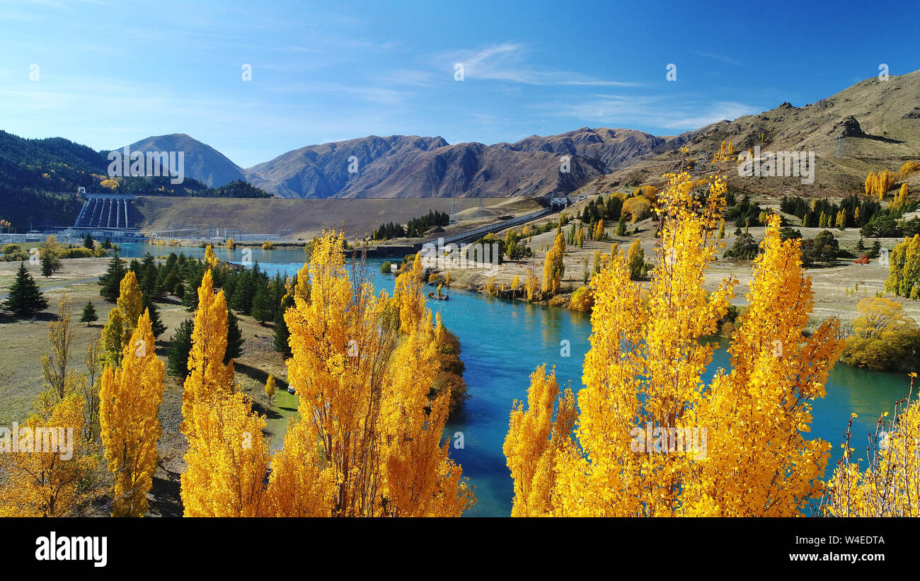Lago Aviemore y colores del otoño, Waitaki Valley, North Otago, Isla del Sur, Nueva Zelanda - antena drone Foto de stock
