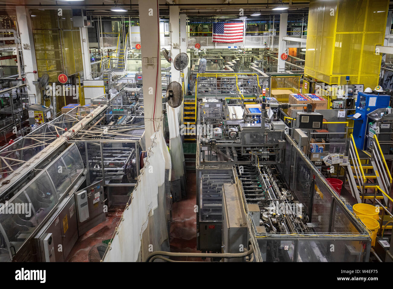 Interior de planta de embotellado en el Coors Brewery, Golden, Colorado, EE.UU. Foto de stock