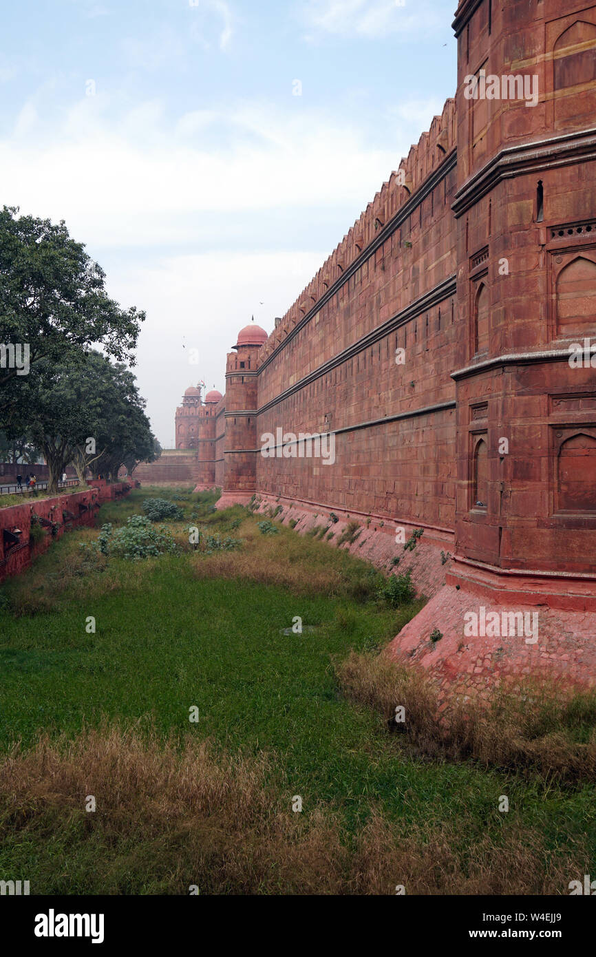 Pared exterior y foso del Fuerte Rojo, Delhi, India Foto de stock