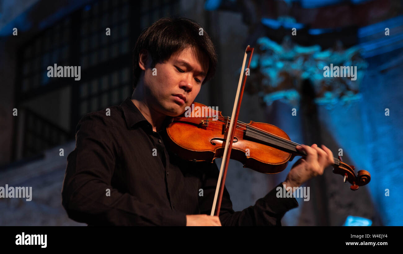 190723) -- Vilnius, 23 de julio de 2019 (Xinhua) -- el violinista chino  Huang Mengla realiza con el lituano famoso cuarteto de cuerda Cuarteto  Ciurlionis en la iglesia de Santa Caterina en