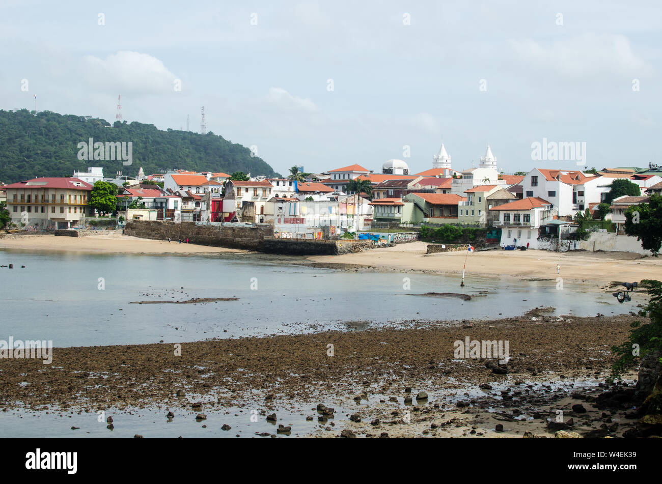 La vista horizontal del Casco Viejo, un encantador barrio histórico de la Ciudad de Panamá Foto de stock