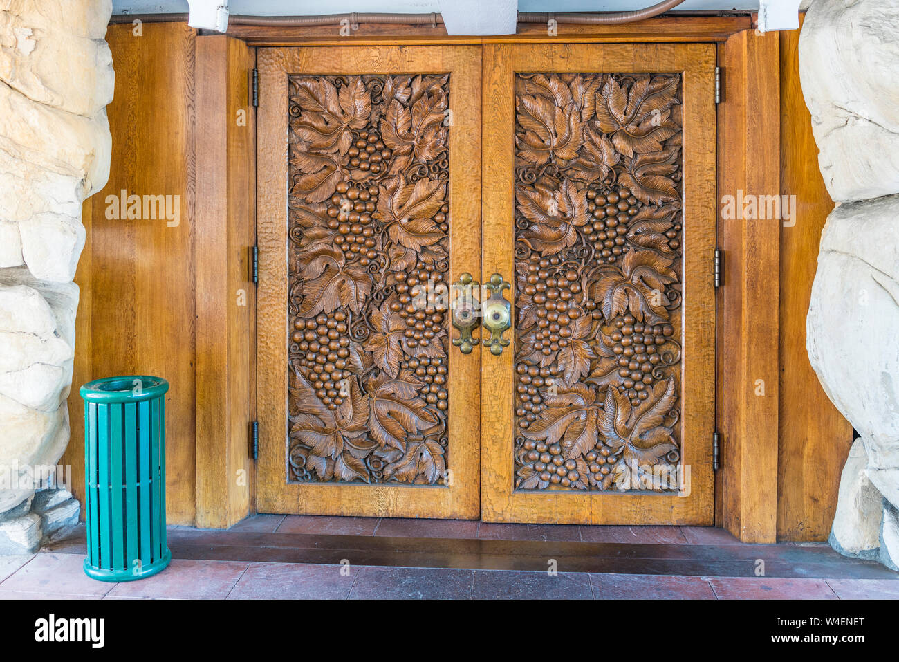 Las puertas talladas a mano de madera de la Madonna Inn en San Luis Obispo,  California. Las tallas están de racimos de uvas en vides Fotografía de  stock - Alamy