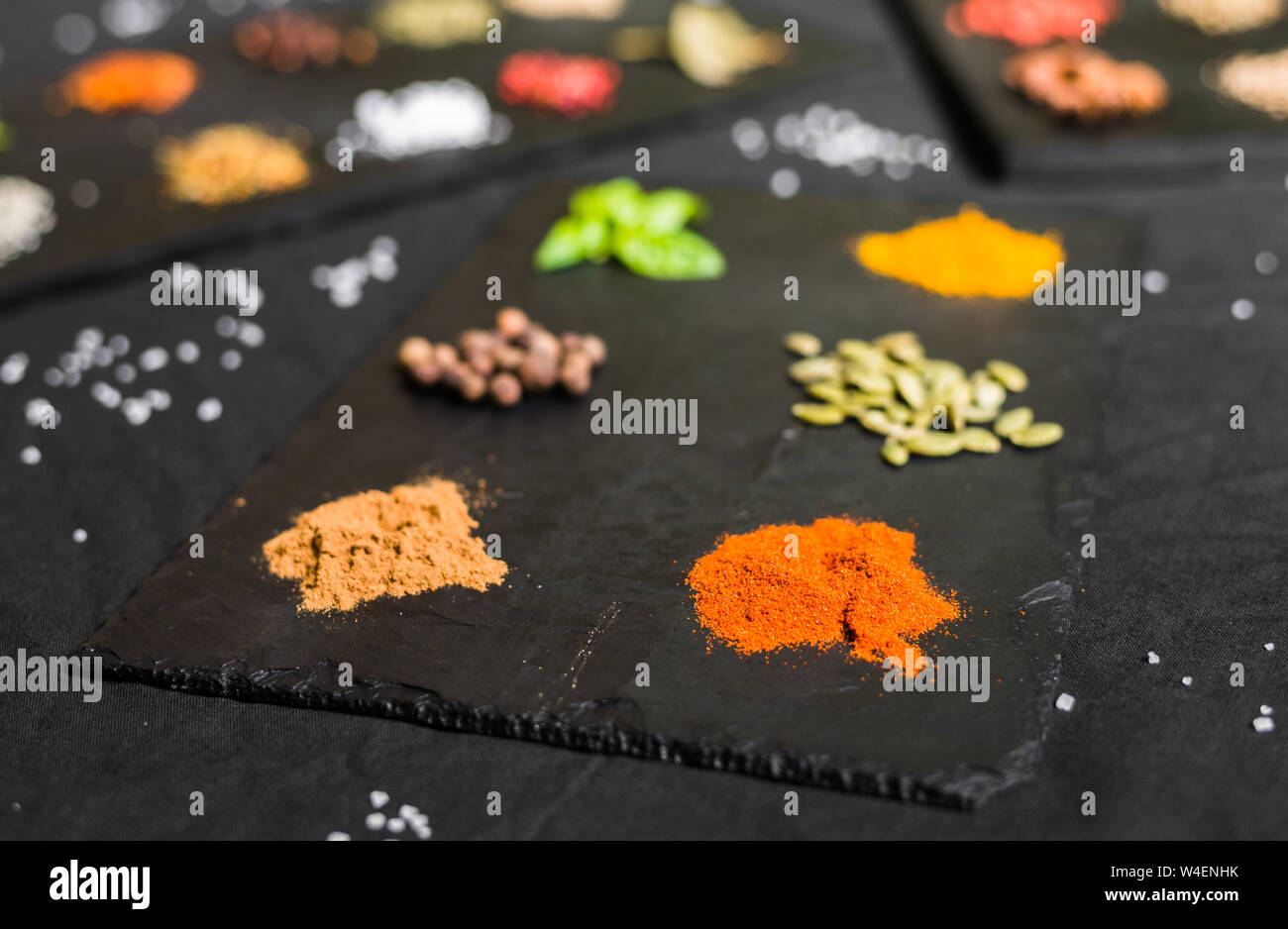Gran selección de contraste colorido diferentes especias y semillas en la pizarra Foto de stock