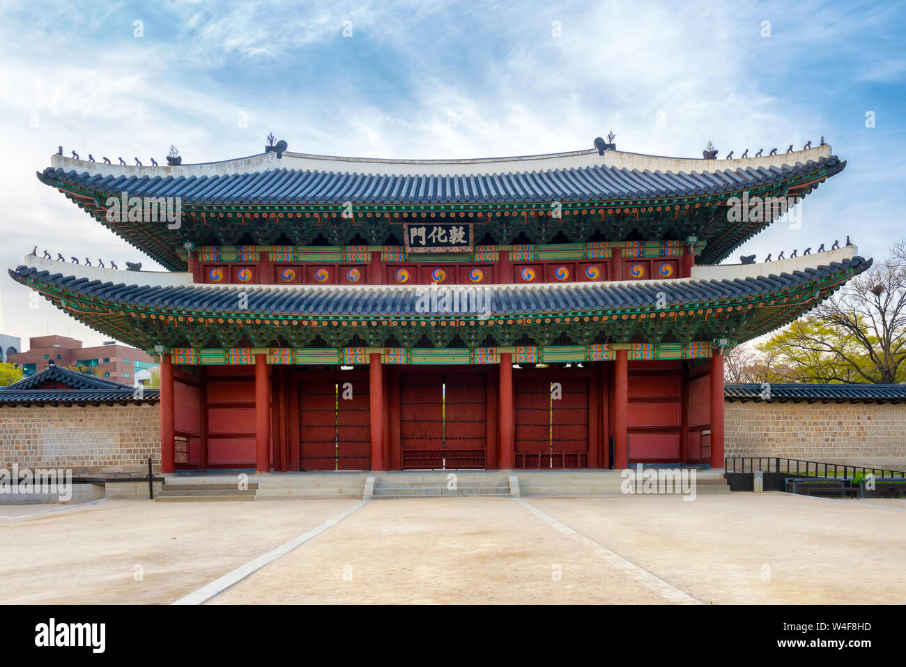 Donhwamun Gate es la puerta principal a la entrada del palacio de Changdeokgung, Seúl, Corea del Sur Foto de stock