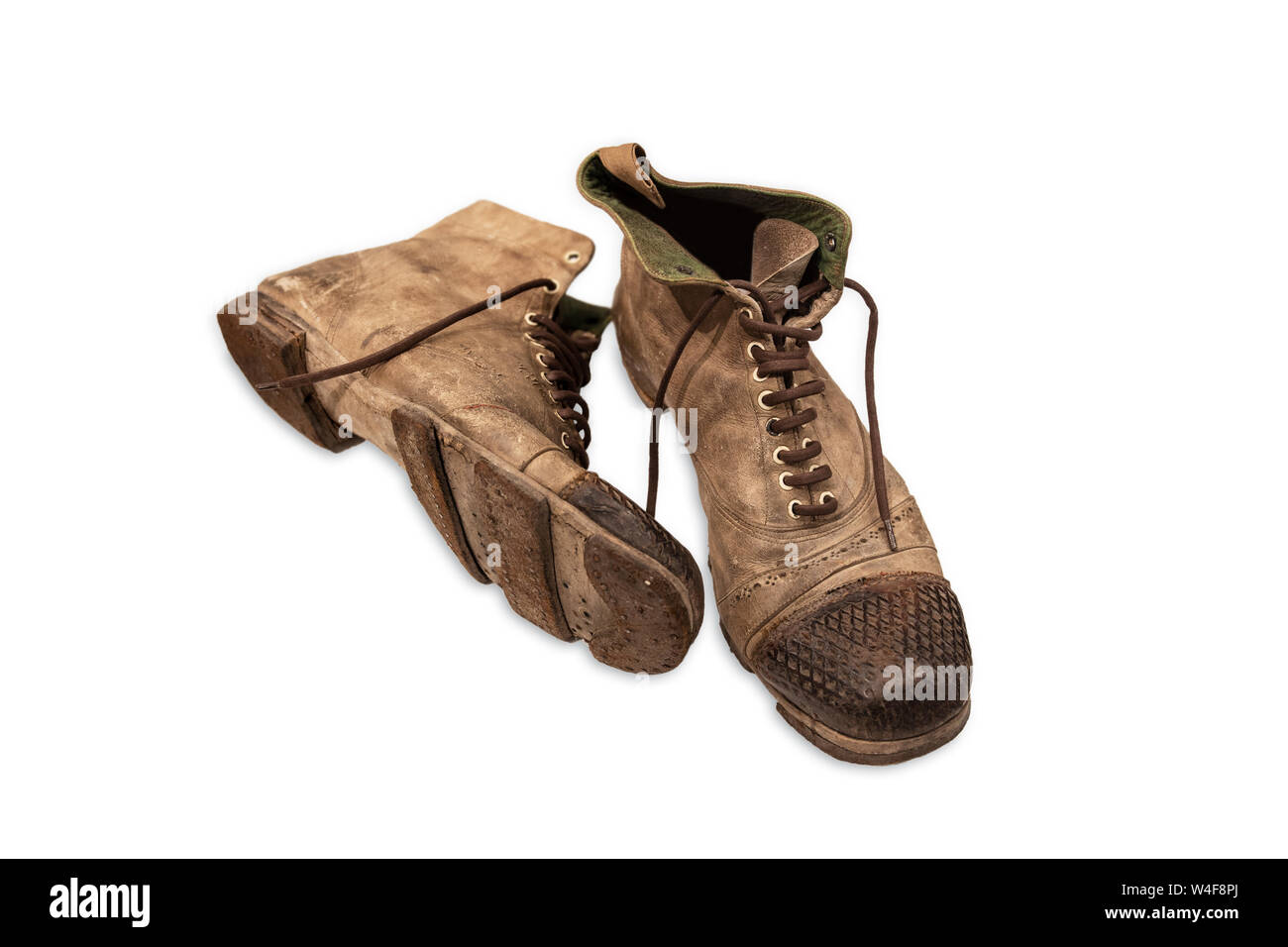 Botas de fútbol de antigua data de principios del siglo XX. Botas de fútbol antiguo aislado sobre fondo blanco. Foto de stock