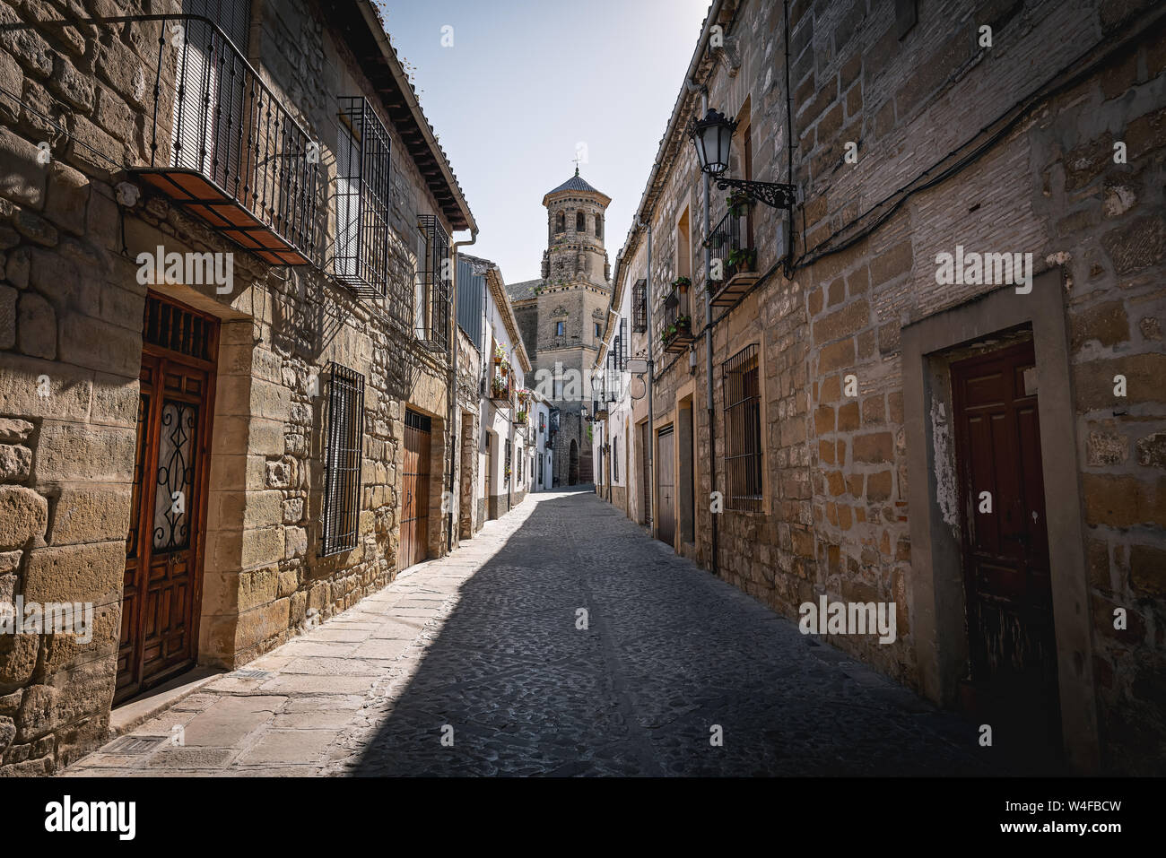 Calle medieval de Baeza con la vieja Torre Universitaria - Baeza, provincia de Jaén, en Andalucía, España Foto de stock