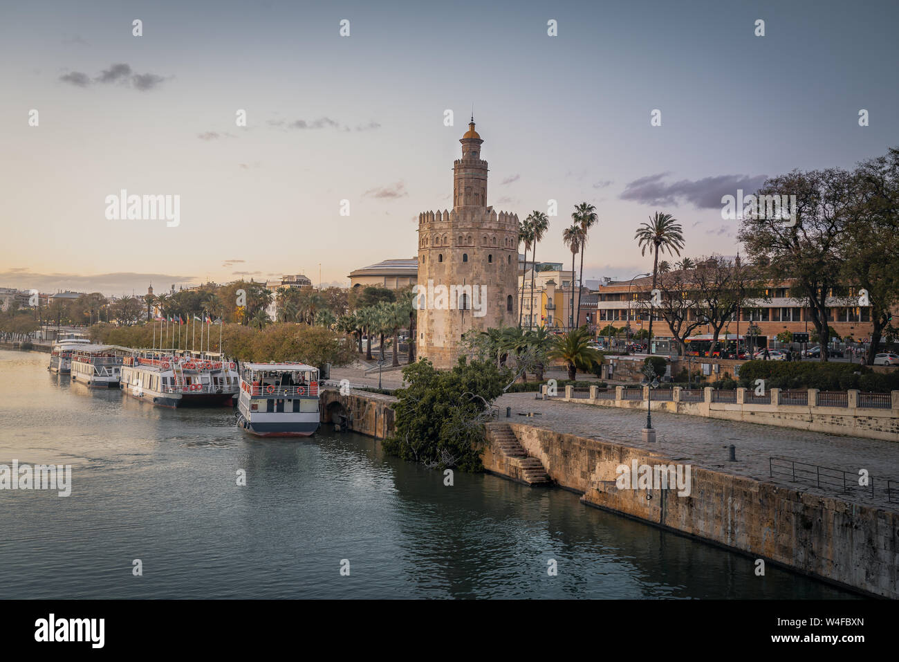 La Torre del Oro y el río Guadalquivir al ocaso - Sevilla, Andalucía, España Foto de stock