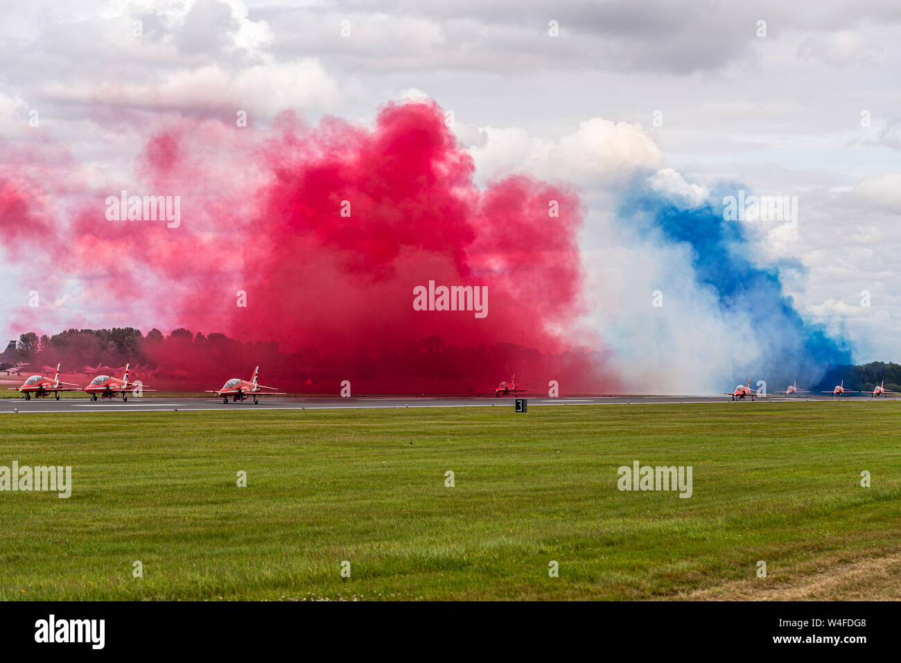 Royal Air Force RAF Flechas rojas mostrar team ondea en rojo, blanco y azul  humo en el Royal International Air Tattoo airshow, Fairford, Cotswolds,  REINO UNIDO Fotografía de stock - Alamy
