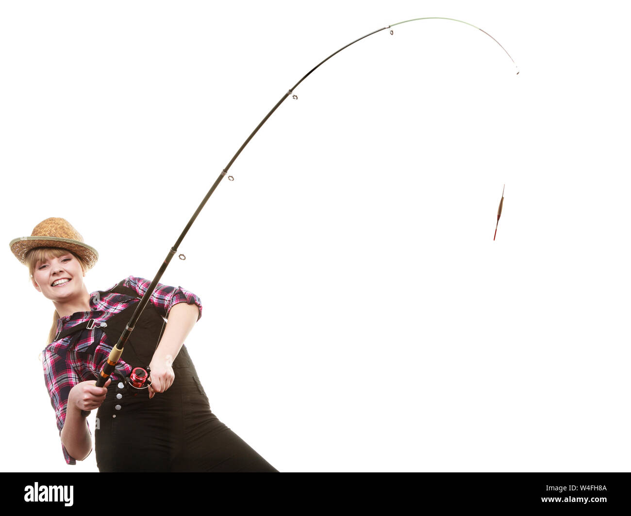 Equipo de spinning, la pesca deportiva, alegre pescadora concepto. Feliz  mujer con sombrero para el sol la celebración de caña de pescar,  divirtiéndose mientras caza peces Fotografía de stock - Alamy
