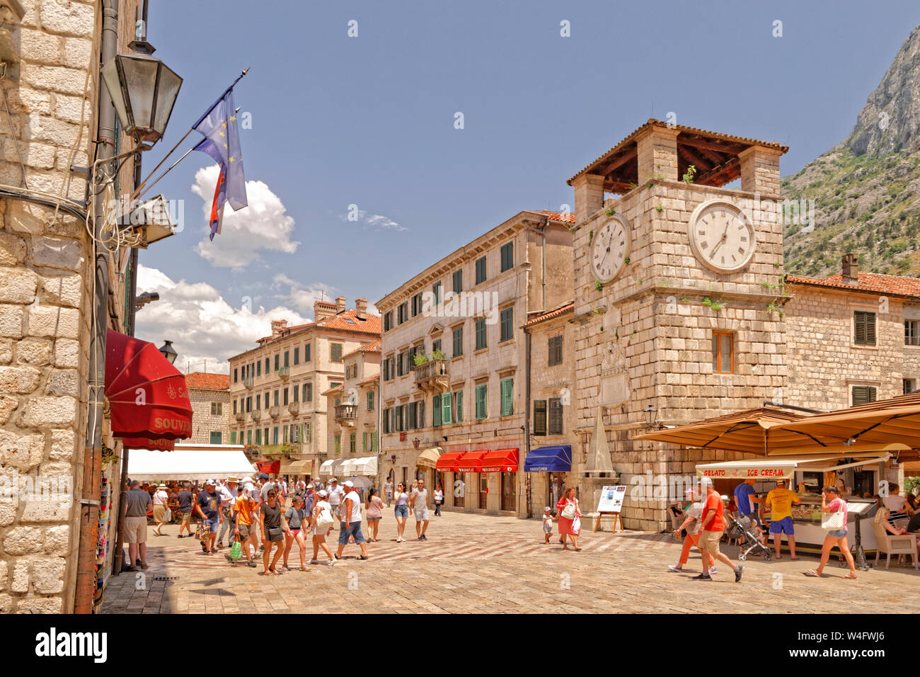 Torre del reloj en la Plaza de armas, Kotor casco antiguo, Kotor, Montenegro. Foto de stock