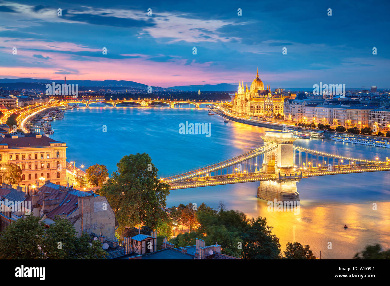 Budapest, Hungría. Antena imagen del paisaje urbano de Budapest con el puente de la cadena y el edificio del parlamento durante el verano, la puesta de sol. Foto de stock