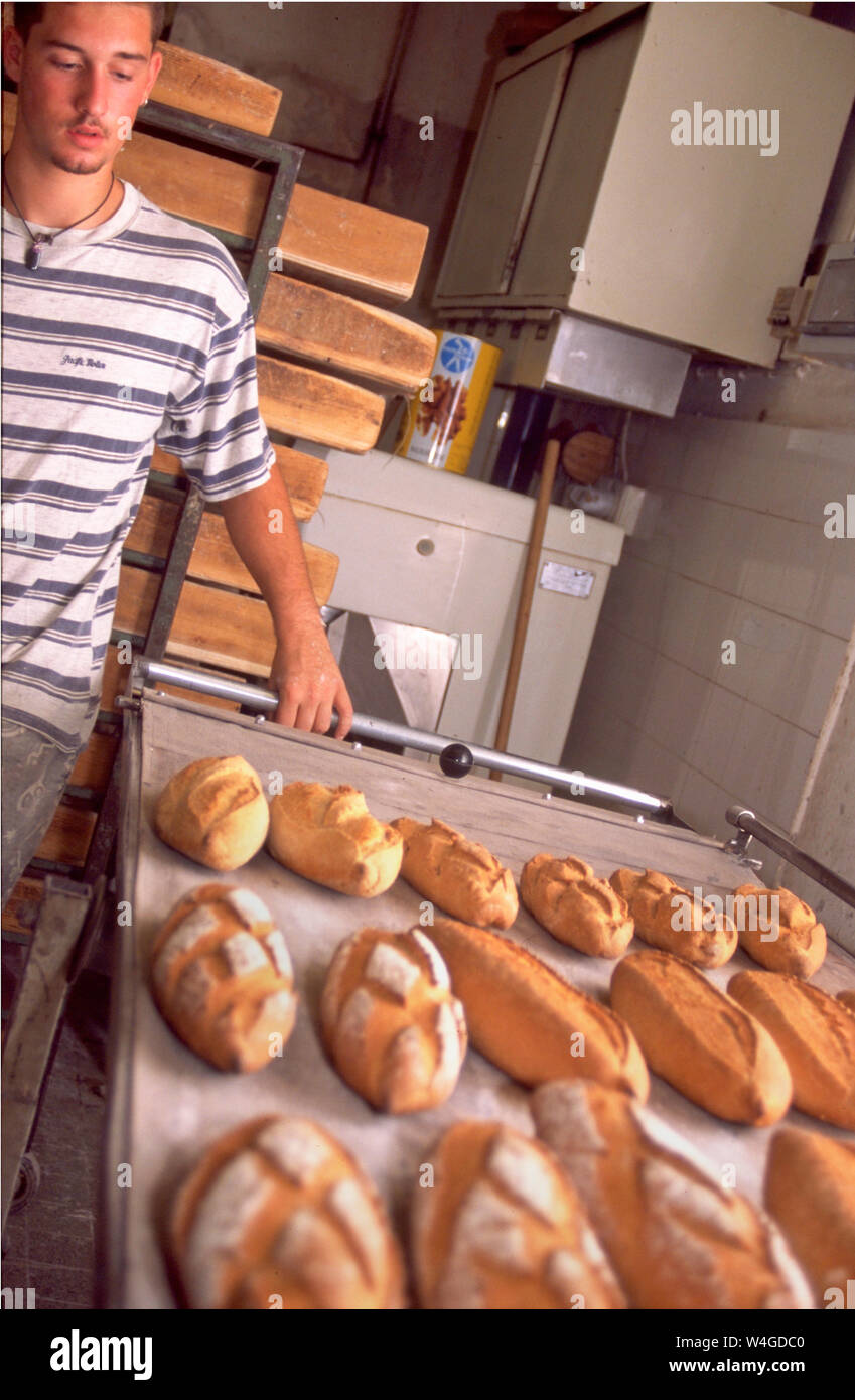 Panaderos franceses despertar al alba para preparar pan recién horneado y pasteles de la ciudad las necesidades de alimentos. Croissants y baguettes debe estar listo en la mañana. Foto de stock