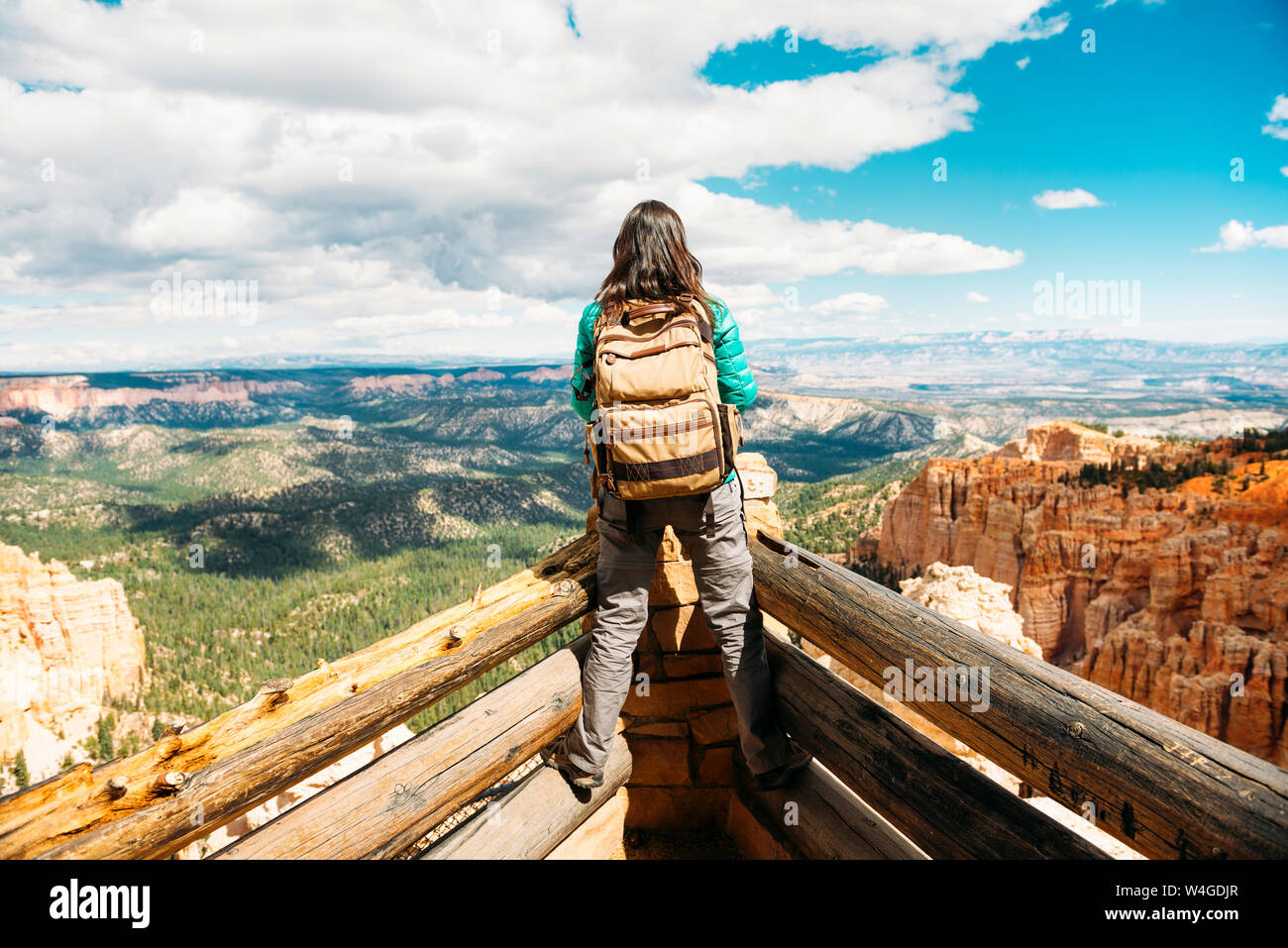 La mujer caminante con mochila en un mirador en Bryce Canyon, Utah, EE.UU. Foto de stock