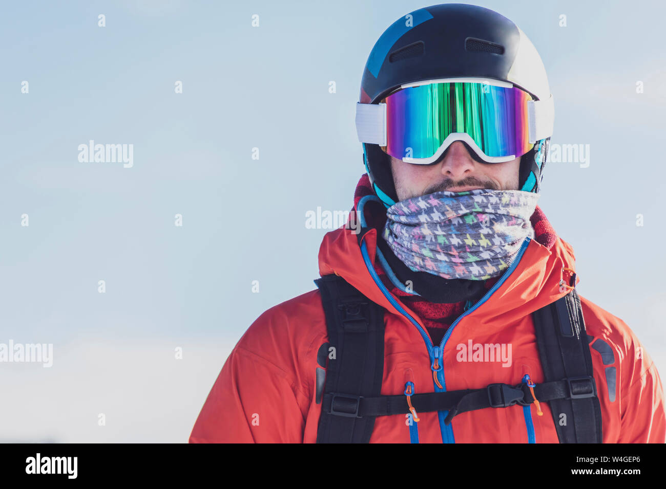 Hombre con gafas de esquí y esquí casco delante de un fondo claro, Saalbach Hinterglemm, Pinzgau, Austria Foto de stock