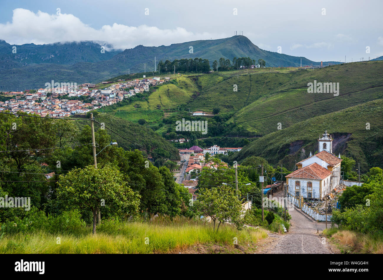 Las montañas, en la ciudad colonial de Ouro Preto, Minas Gerais, Brasil Foto de stock