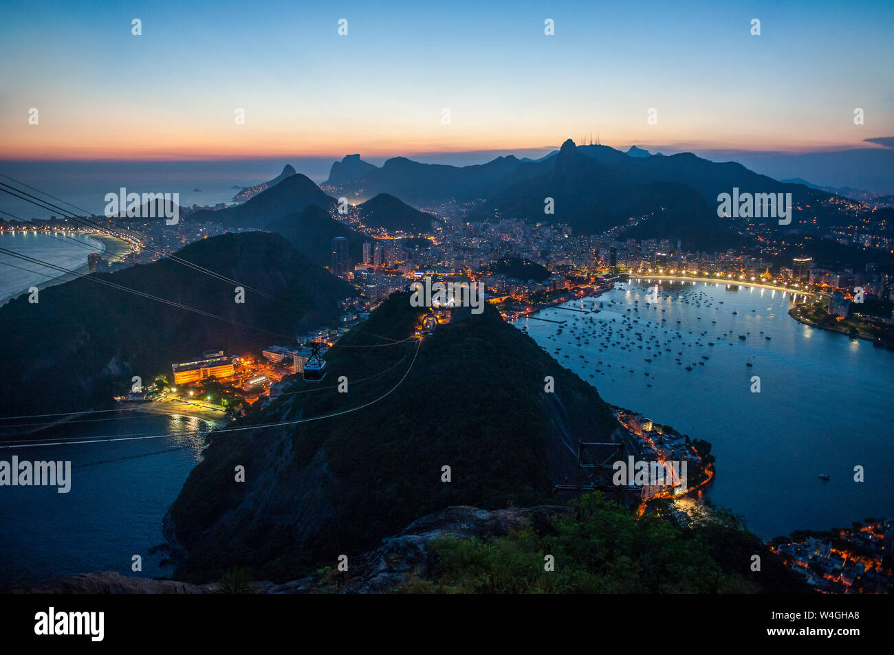 Vista desde la montaña Sugarloaf al atardecer, Río de Janeiro, Brasil Foto de stock