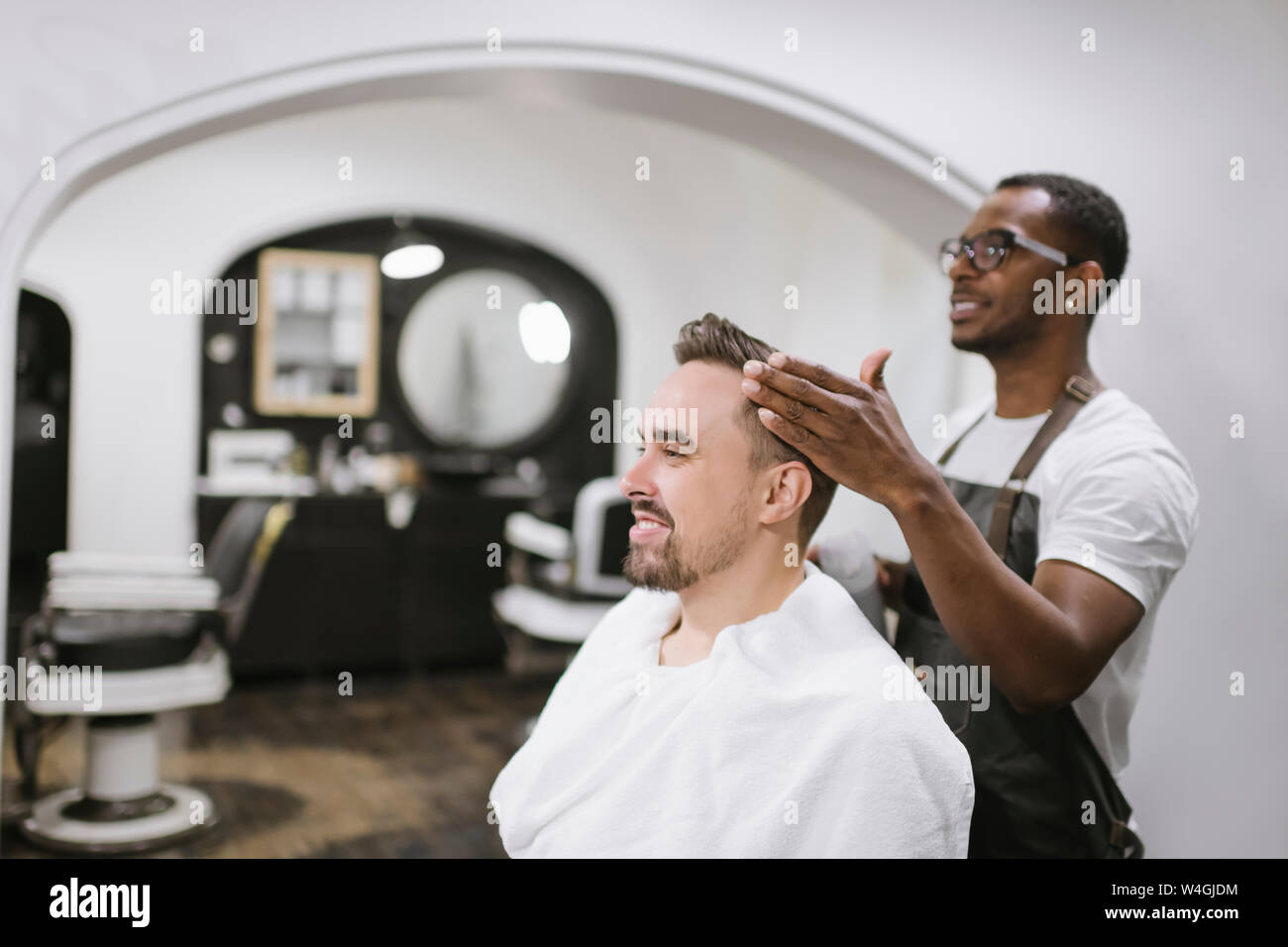 Foto de stock gratuita sobre barbería, barbero, cepillar, cliente