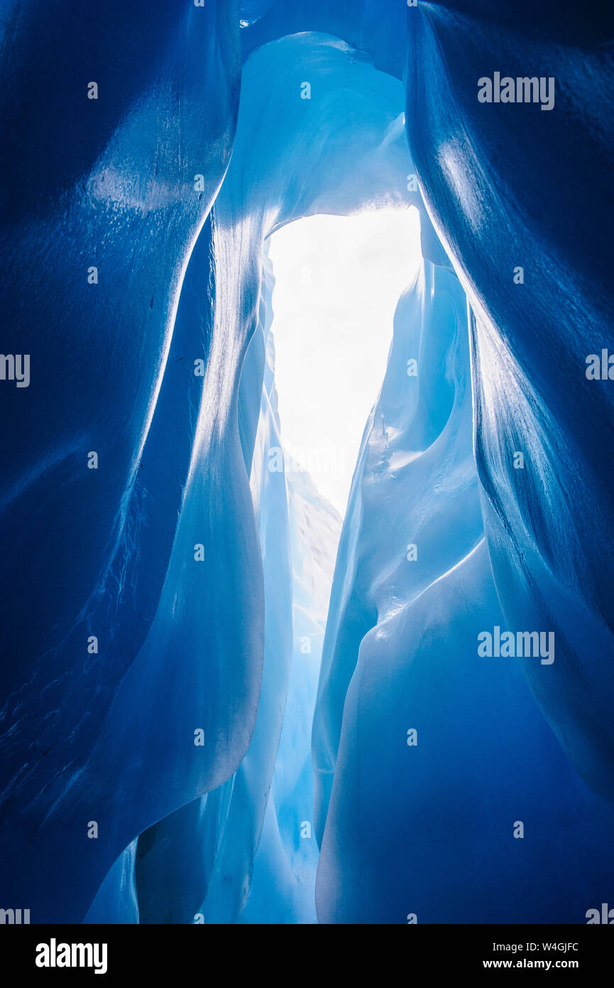 Hielo azul en una cueva de hielo en el glaciar Fox, Isla del Sur, Nueva Zelanda Foto de stock