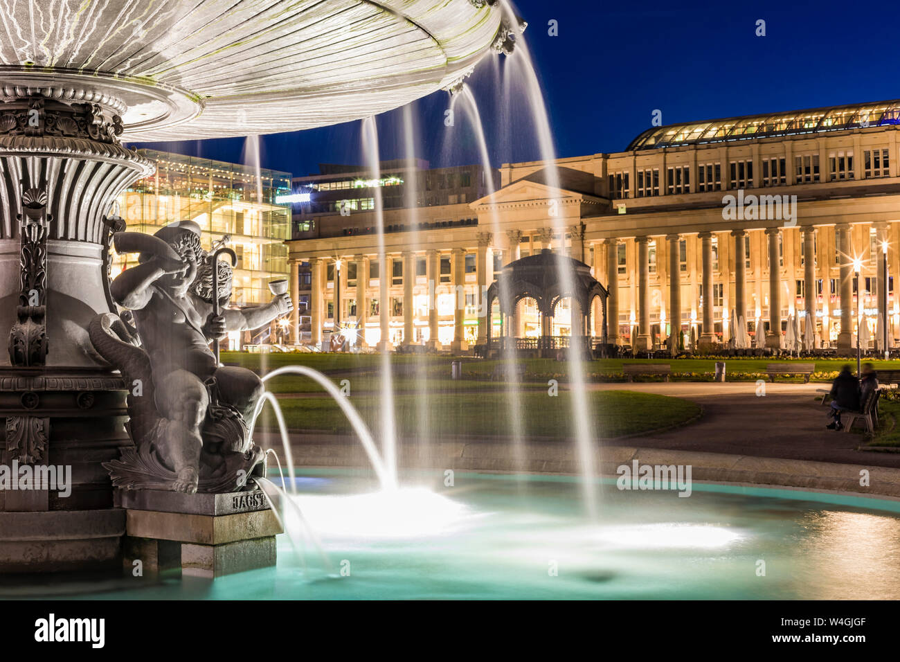 La plaza del palacio con la fuente en frente de Koenigsbau durante la noche, Stuttgart, Alemania Foto de stock