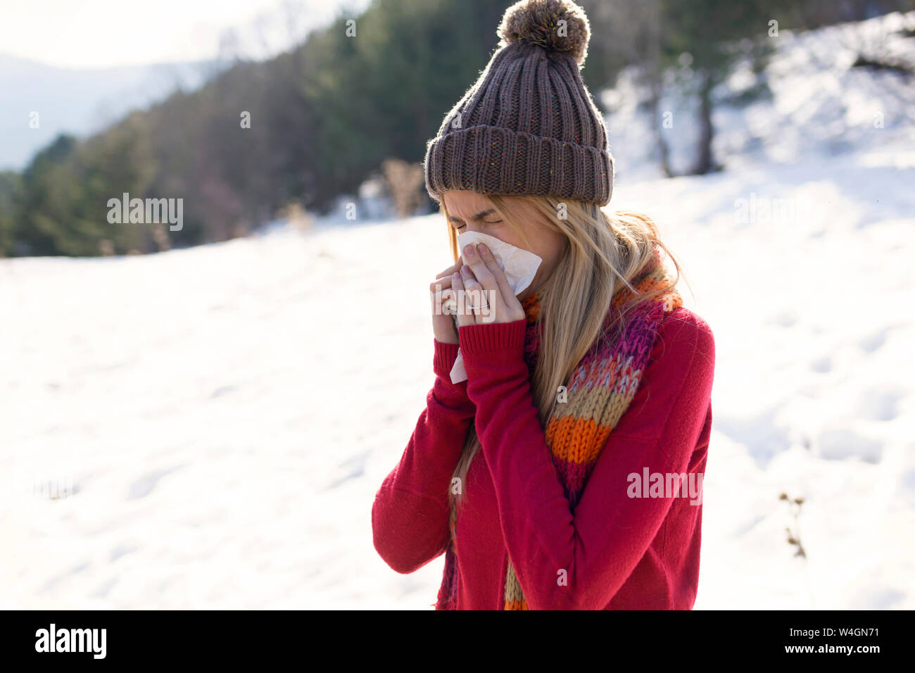 La primavera cambia invierno - cálido tiempo soleado - joven mujer