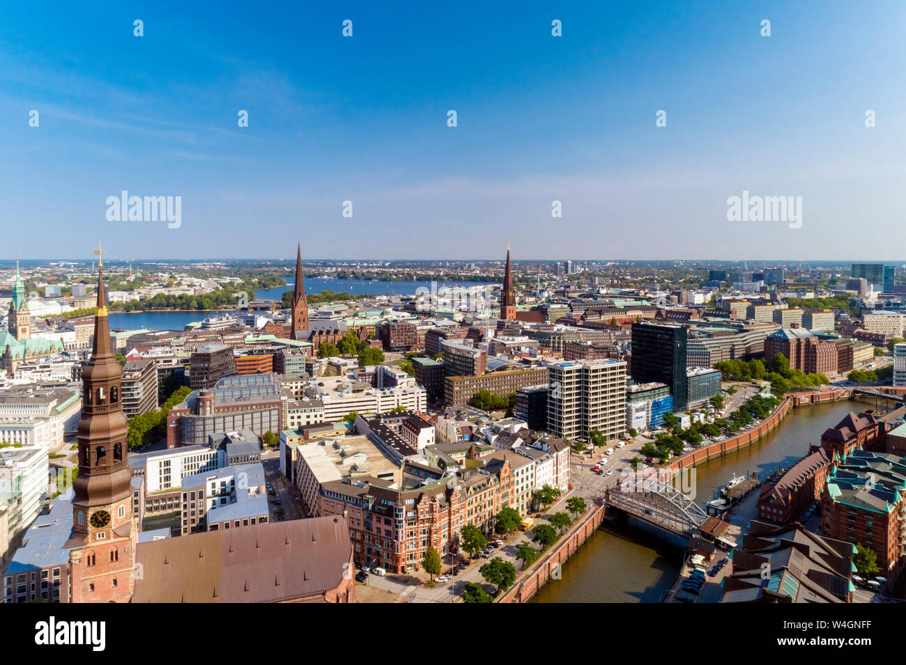 Paisaje urbano con Hafencity y Speicherstadt, Hamburgo, Alemania. Foto de stock