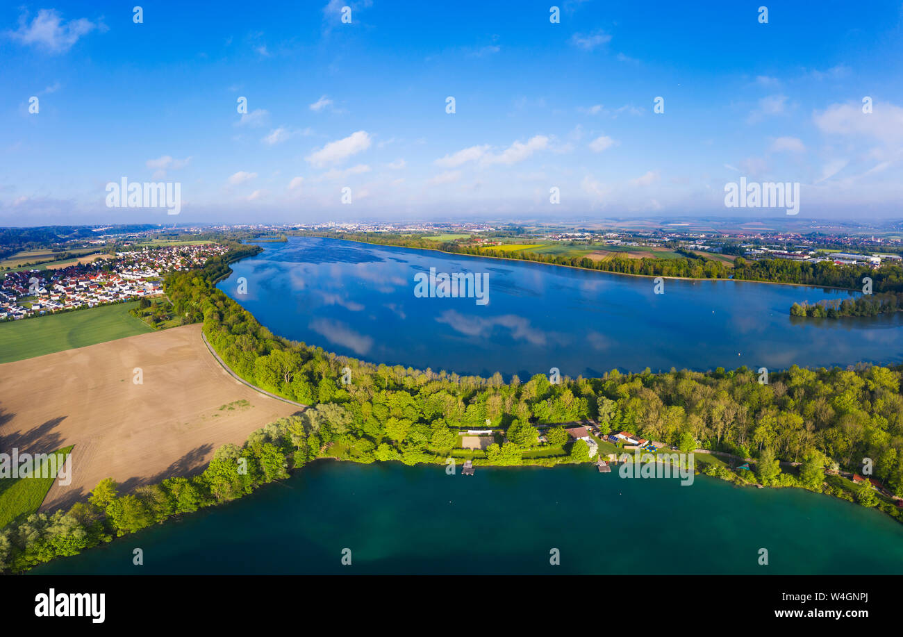 Depósito Altheim, Isar, estanque local en zona de recreo Gretlmuehle, cerca de Landshut, Baviera, Alemania, drone shot Foto de stock