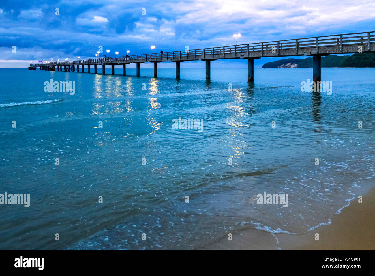 Puente del mar al atardecer, Binz, Ruegen, Alemania Foto de stock