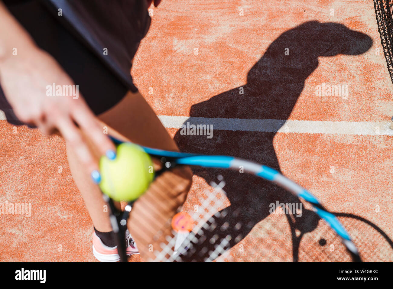 Close-up de jugador de tenis femenino en la cancha Foto de stock