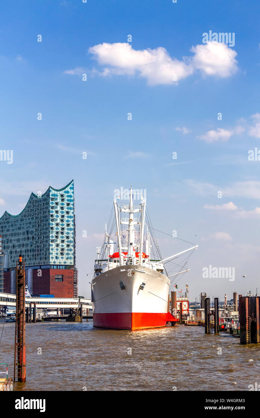 Ver a Elbe Philharmonic Hall con Cap San Diego barco en primer plano, Hamburgo, Alemania. Foto de stock