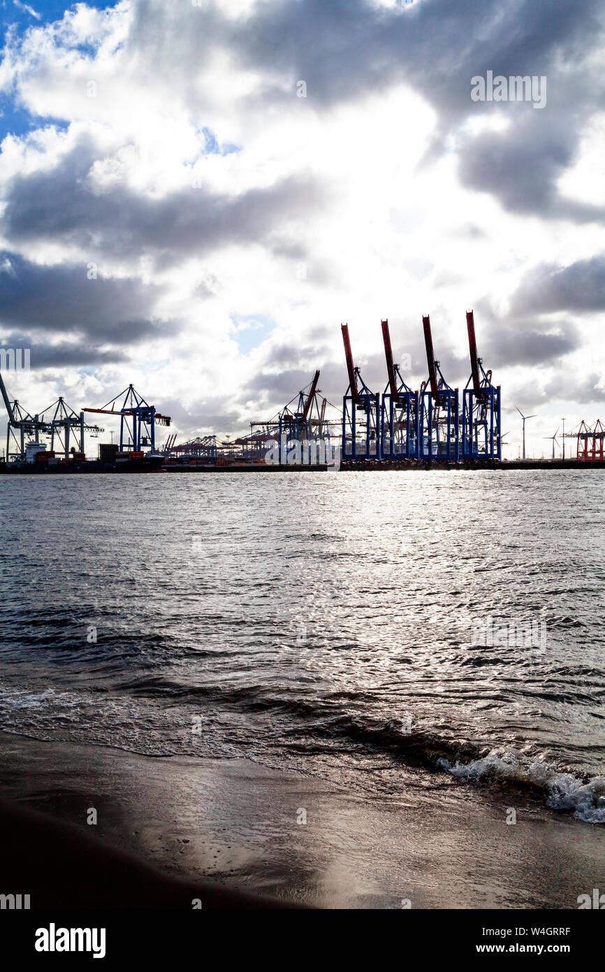 Grúas de puerto en el puerto de Hamburgo, Hamburgo, Alemania. Foto de stock