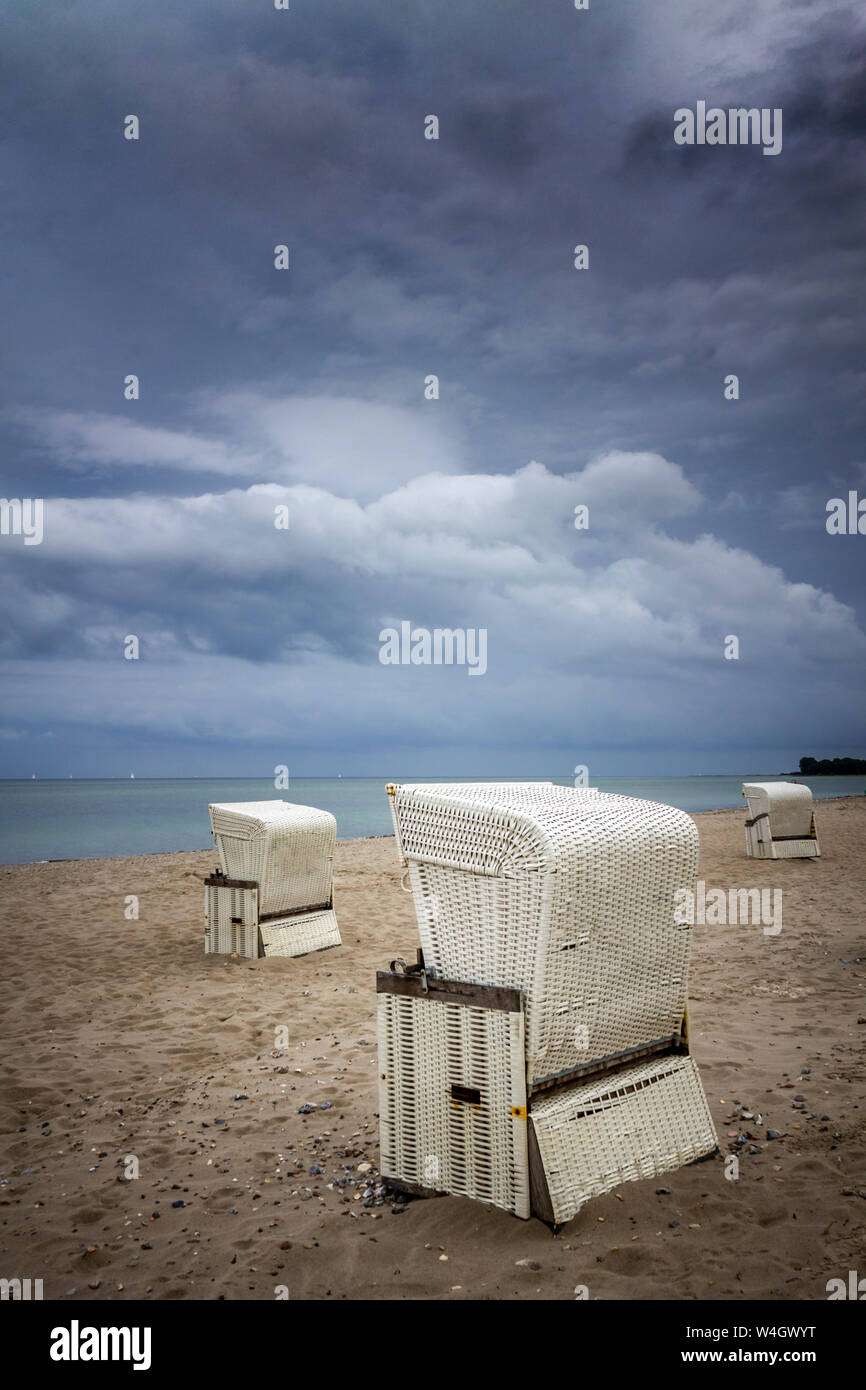Encapuchados, sillas de playa en la playa, el Mar Báltico, Scharbeutz, Alemania Foto de stock