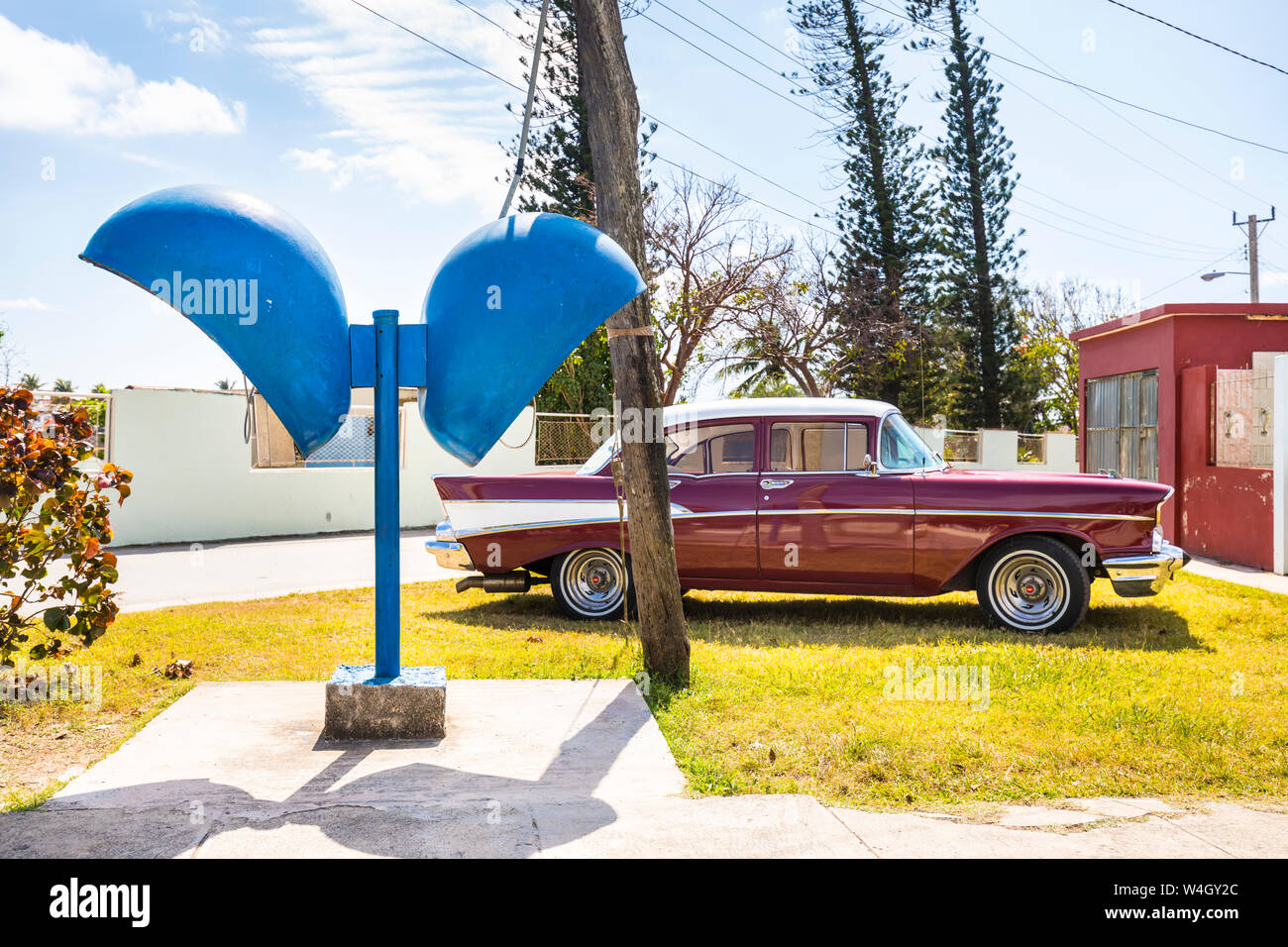 Coches de Época roja estacionada en La Habana, Cuba Foto de stock