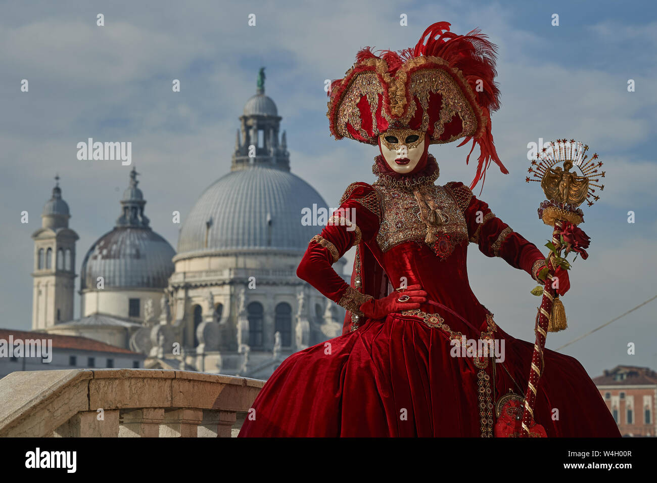 Mujer de Caperucita Roja disfraz gestos delante de la Iglesia de San  Zaccaria durante el Carnaval en Venecia Fotografía de stock - Alamy