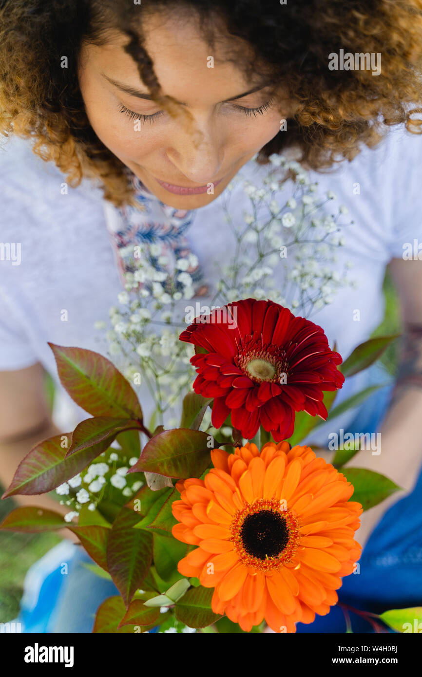 Close-up de mujer sosteniendo flores al aire libre Foto de stock