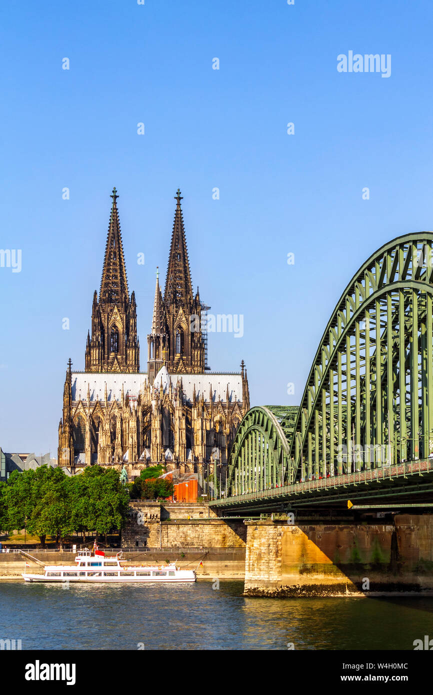 Vistas a la catedral de Colonia con puente Hohenzollern y el río Rin en primer plano, en Colonia, Alemania Foto de stock